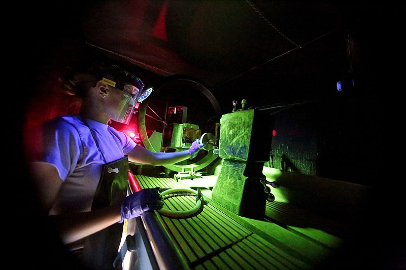 Images Learn/20_WC_1982_NDT_MPI_US_Air_Force_Magnetic_particle_inspection.jpg